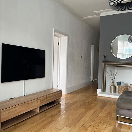 The Clock Tower Apartment - Spacious, Modern, 2 Bed Room Apartment , Southsea With Free Parking - Sleeps 4 ポーツマス エクステリア 写真