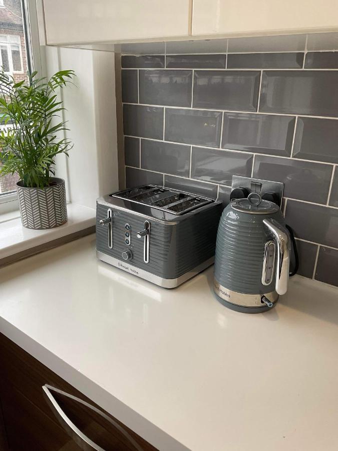 The Clock Tower Apartment - Spacious, Modern, 2 Bed Room Apartment , Southsea With Free Parking - Sleeps 4 ポーツマス エクステリア 写真