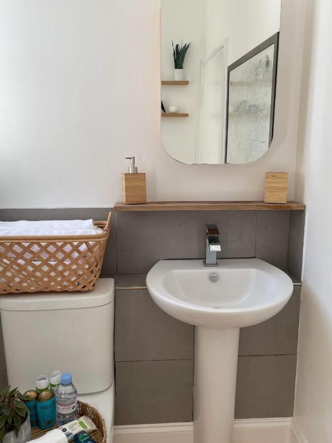 The Clock Tower Apartment - Spacious, Modern, 2 Bed Room Apartment , Southsea With Free Parking - Sleeps 4 ポーツマス エクステリア 写真