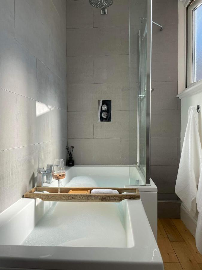 The Clock Tower Apartment - Spacious, Modern, 2 Bed Room Apartment , Southsea With Free Parking - Sleeps 4 ポーツマス エクステリア 写真