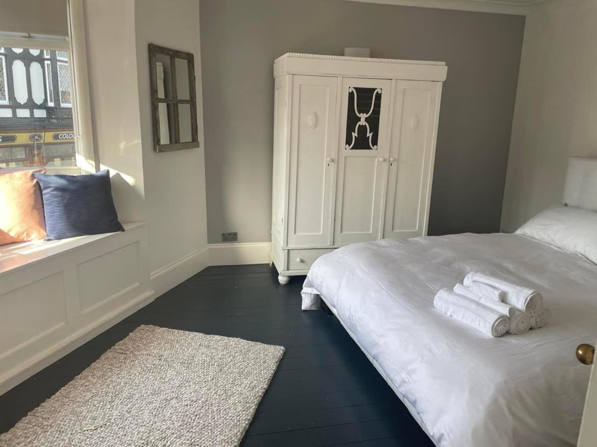 The Clock Tower Apartment - Spacious, Modern, 2 Bed Room Apartment , Southsea With Free Parking - Sleeps 4 ポーツマス エクステリア 写真