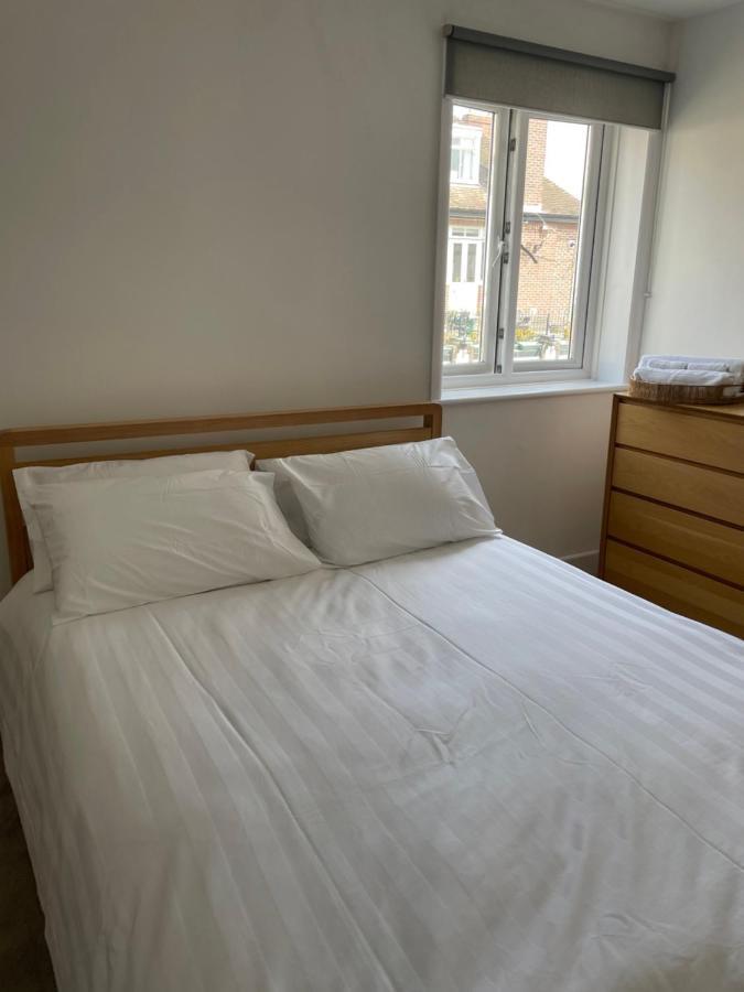 The Clock Tower Apartment - Spacious, Modern, 2 Bed Room Apartment , Southsea With Free Parking - Sleeps 4 ポーツマス エクステリア 写真