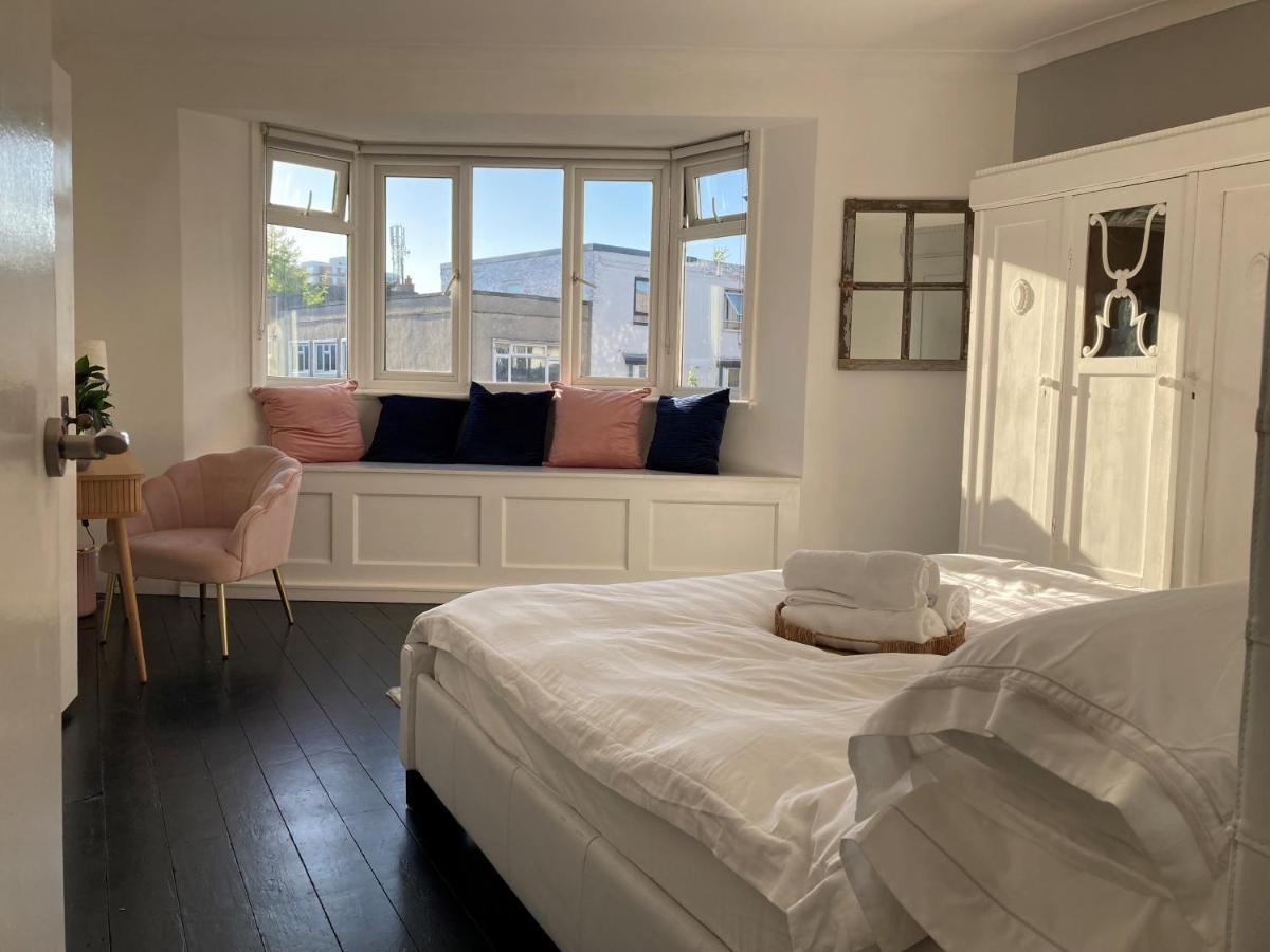 The Clock Tower Apartment - Spacious, Modern, 2 Bed Room Apartment , Southsea With Free Parking - Sleeps 4 ポーツマス エクステリア 写真
