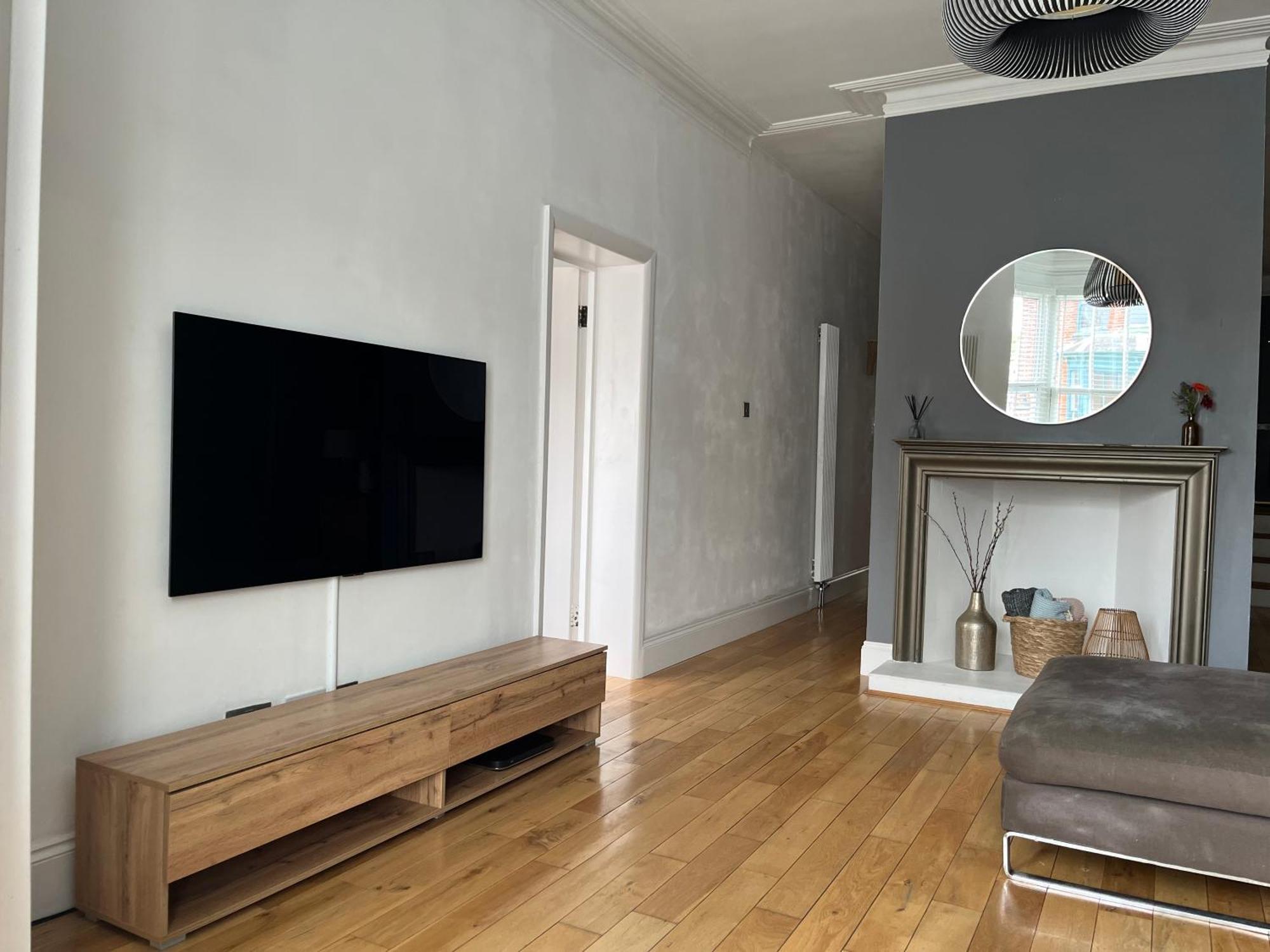 The Clock Tower Apartment - Spacious, Modern, 2 Bed Room Apartment , Southsea With Free Parking - Sleeps 4 ポーツマス エクステリア 写真